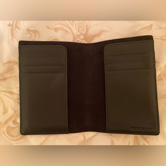 In amazing condition! Burberry passport cover wallet - Picture 4 of 5